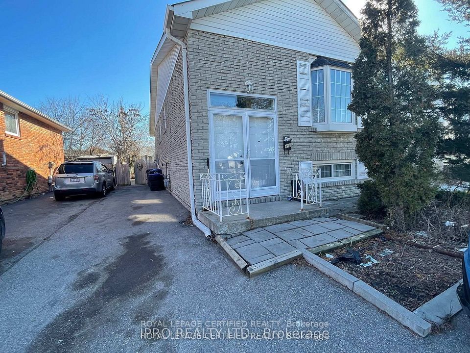 Semi-Detached  at 498 Daralea Heights Upper, Mississauga, ON L5A 3H8, Mississauga