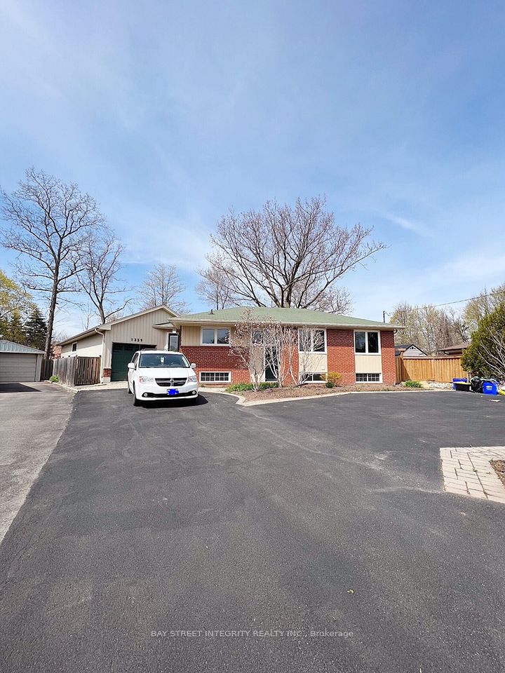 Detached at 1339 Pinegrove Road 2, Oakville, ON L6L 2X2, Oakville