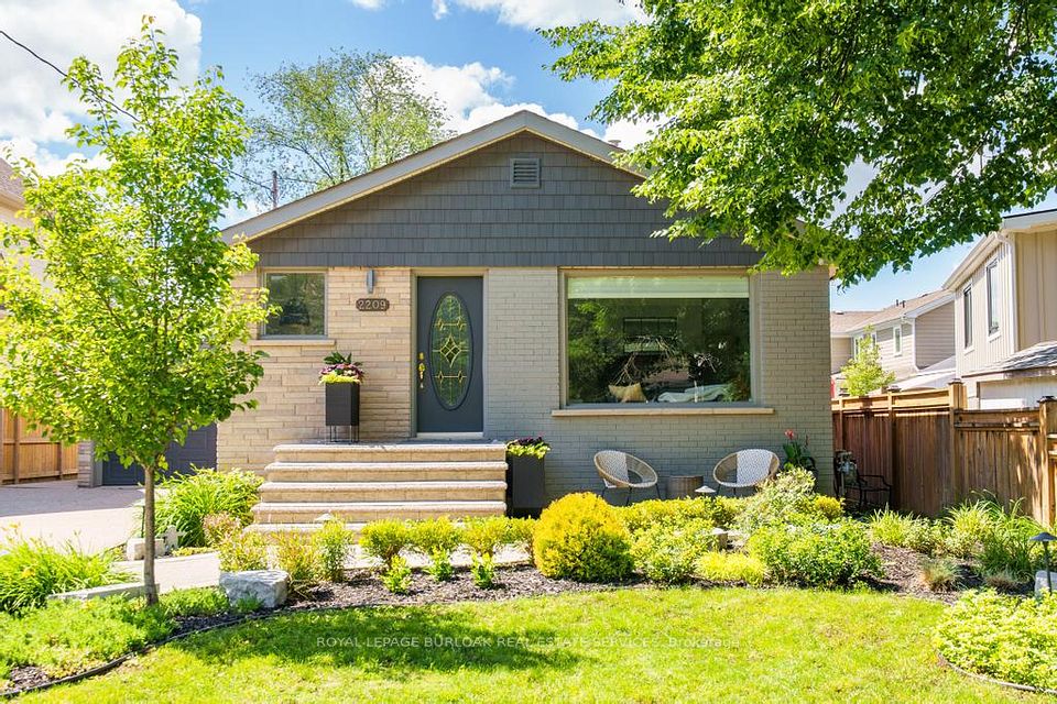 Detached at 2209 Caroline Street, Burlington, ON L7R 1M4, Burlington