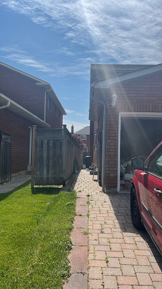 Detached at 1006 White Clover Way #Bsmt, Mississauga, ON L5V 1C8, Mississauga