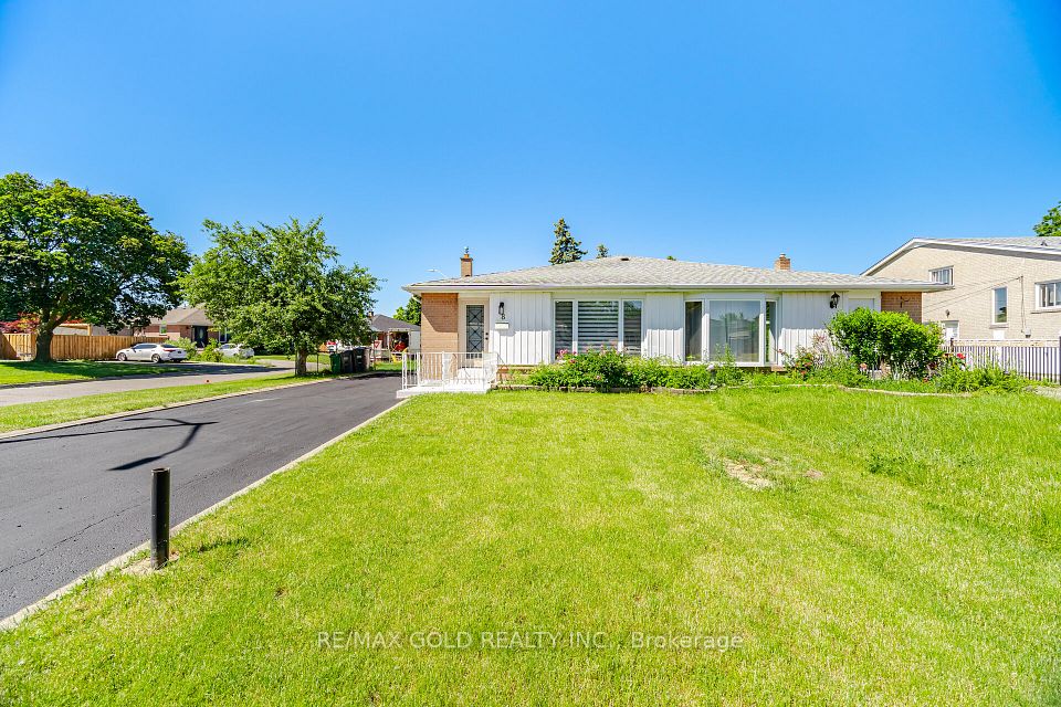 Semi-Detached  at 8 Athlone Avenue, Brampton, ON L6T 2N7, Brampton