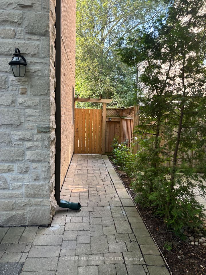 Detached at 81 Chestnut Hills Parkway Lower, Toronto W08, ON M9A 3R1, Toronto W08
