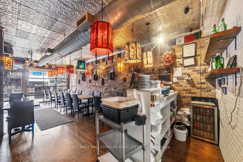 2392 Bloor Street W, Toronto, ON M6S 1P5