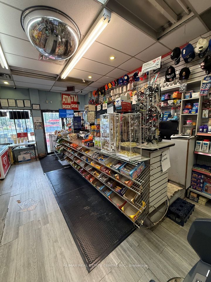 1682 Jane Street, Toronto, ON M9N 2S2