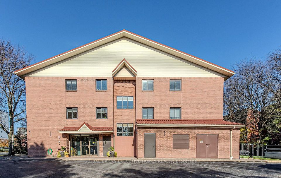 Condo Townhouse at 1275 Cornerbrook Place 102, Mississauga, ON L5C 3J3, Mississauga