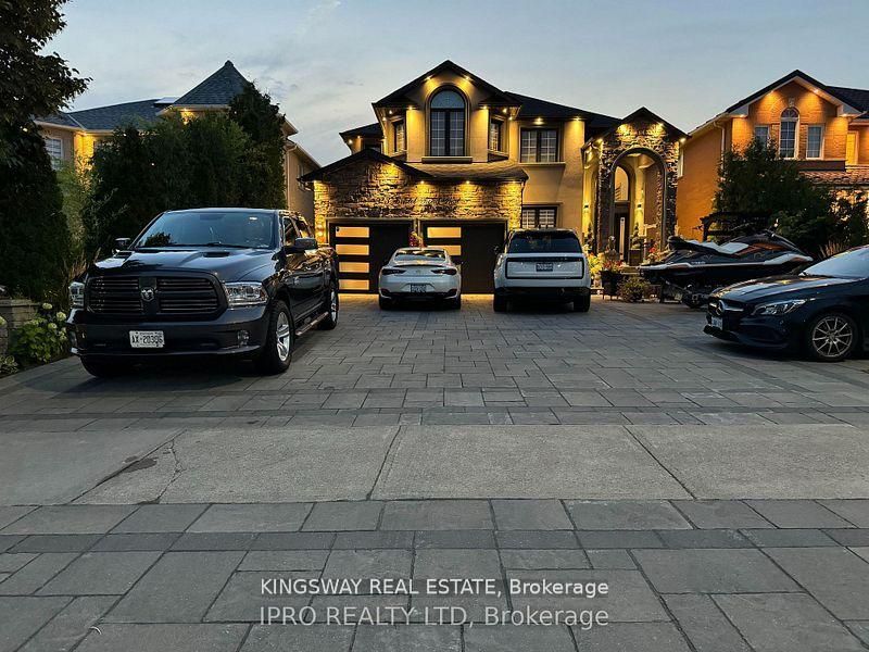 Detached at 923 Bristol Road W, Mississauga, ON L5V 2N9, Mississauga