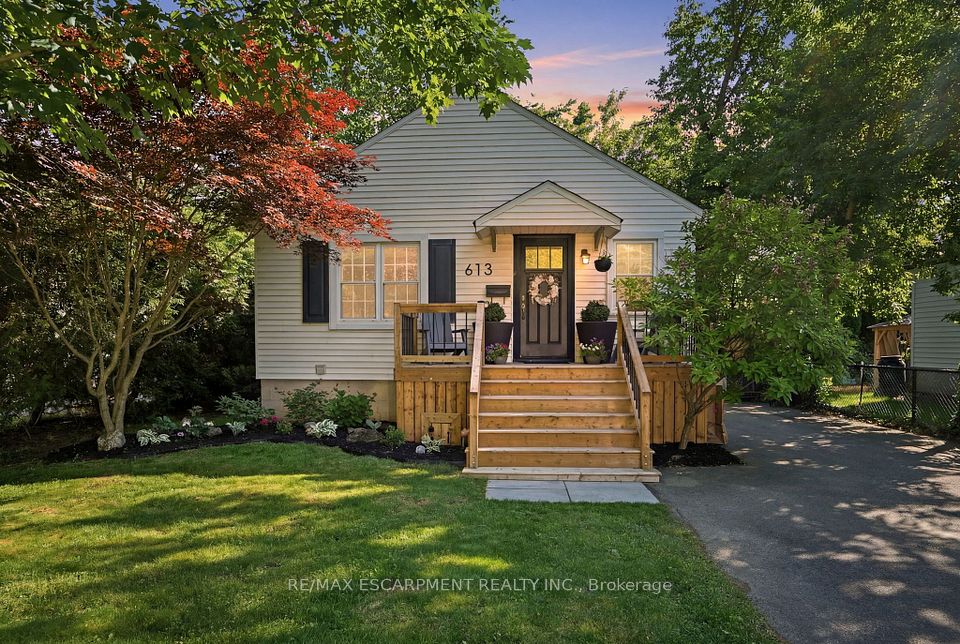 Detached at 613 Clark Avenue, Burlington, ON L7S 1P1, Burlington