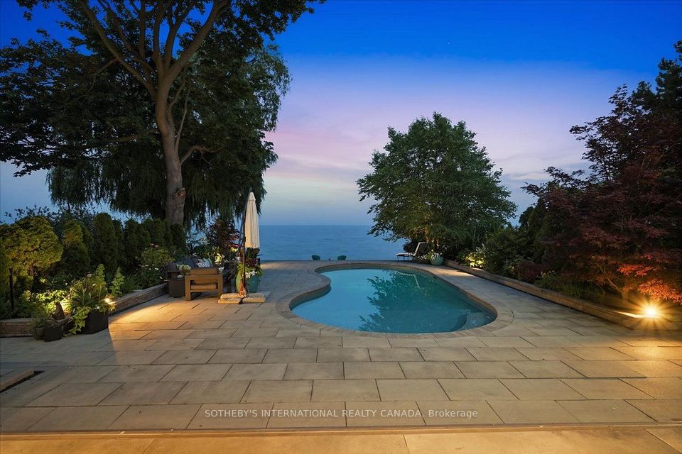 Detached at 102 Cumberland Drive, Mississauga, ON L5G 3M8, Mississauga