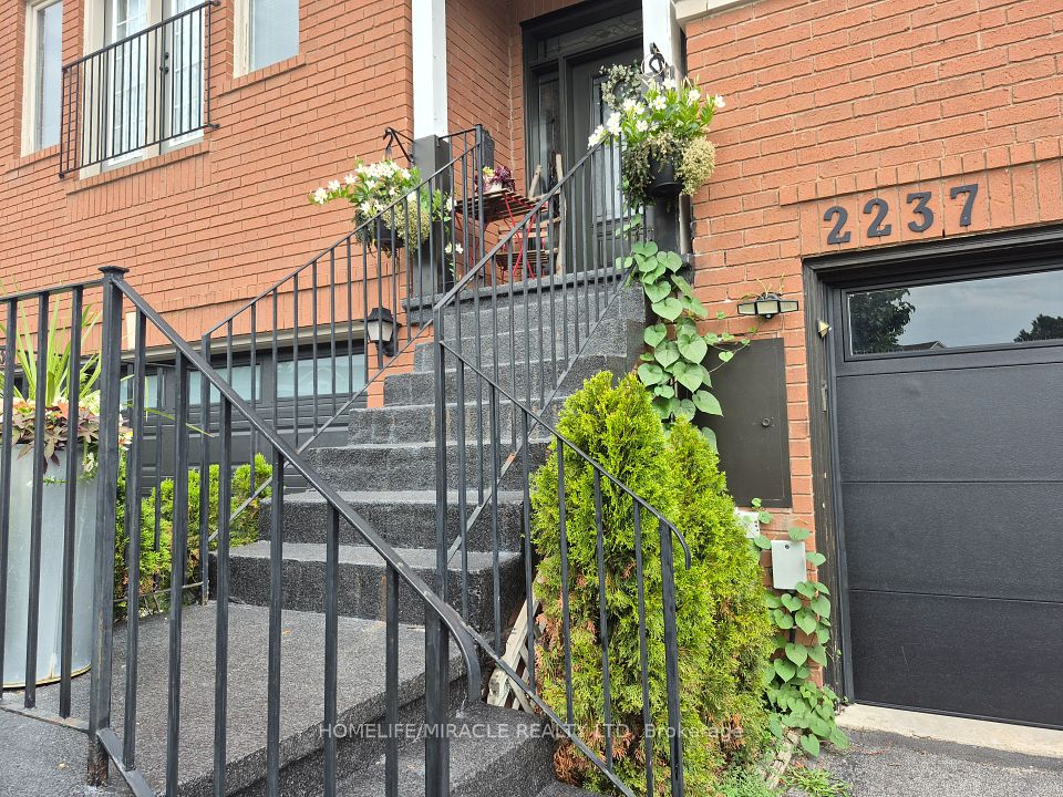 Att/Row/Townhouse at 2237 Prescott Place, Burlington, ON L7L 6L3, Burlington