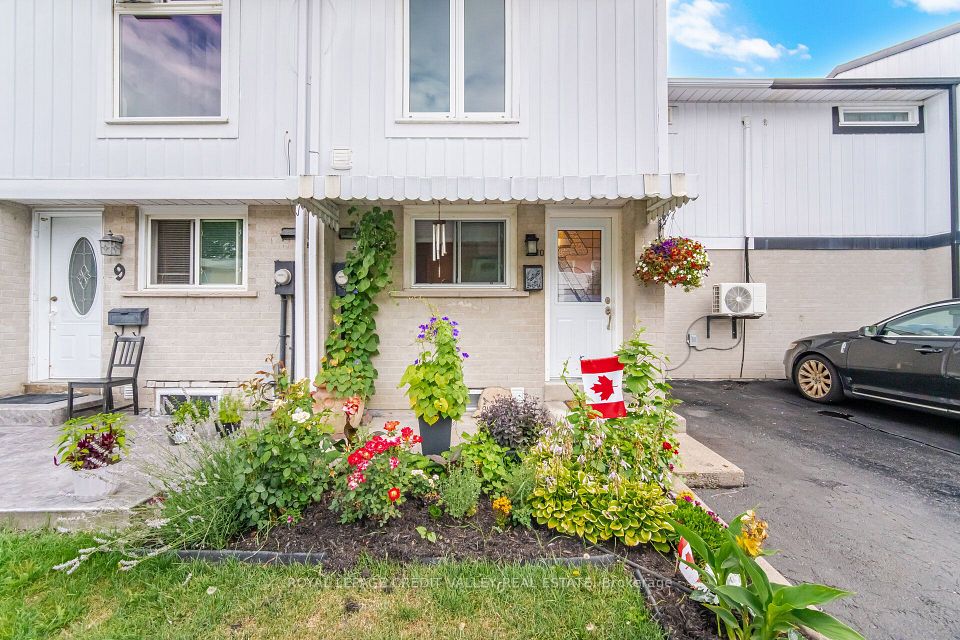 Att/Row/Townhouse at 10 Gladstone Square, Brampton, ON L6S 2H5, Brampton