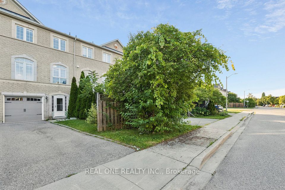 Att/Row/Townhouse at 2350 Sutton Drive, Burlington, ON L7L 6Y8, Burlington