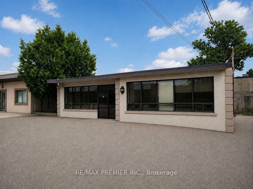17 Oakland Avenue B, Toronto, ON M9M 2H9