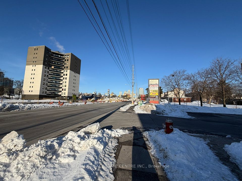 3085 Hurontario St Street 12, Mississauga, ON L5A 4E4