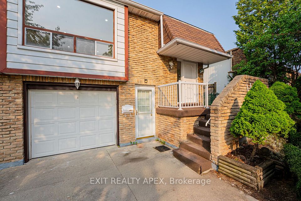 Semi-Detached at 122 Centre Street N, Brampton, ON L6V 2Z3, Brampton