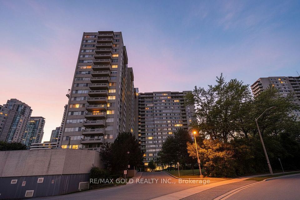 Condo Apartment at 3590 Kaneff Crescent 1913, Mississauga, ON L5A 3X3, Mississauga