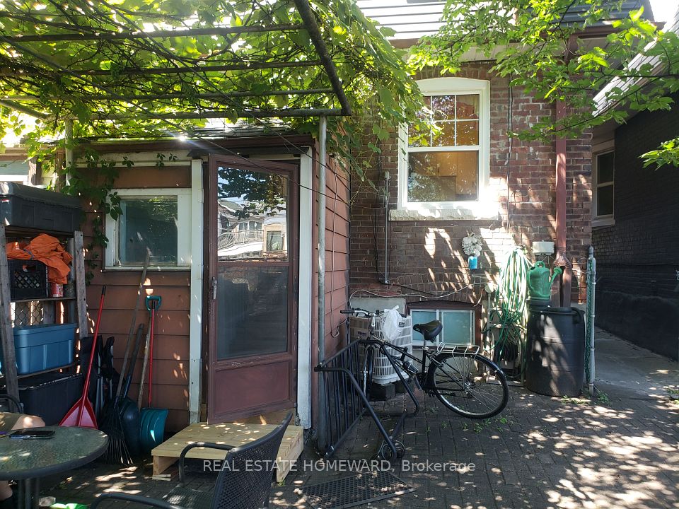Semi-Detached  at 687 Dupont Street 2  (1st Flr), Toronto, ON M6G 1Z5, Toronto W02