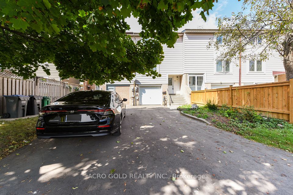 Att/Row/Townhouse at 19 Hoskins Square, Brampton, ON L6S 2N6, Brampton
