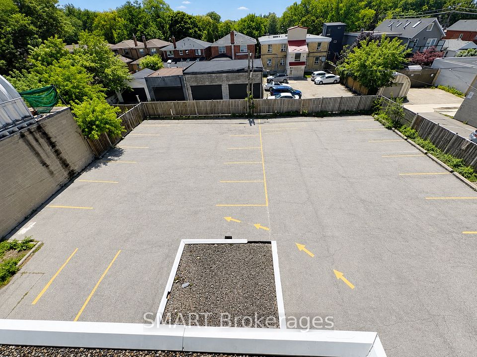 2365 St Clair Avenue W, Toronto, ON M6N 1K9