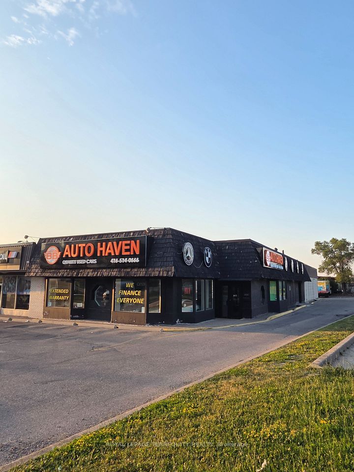 1025 Finch Avenue W, Toronto, ON M3J 2C7