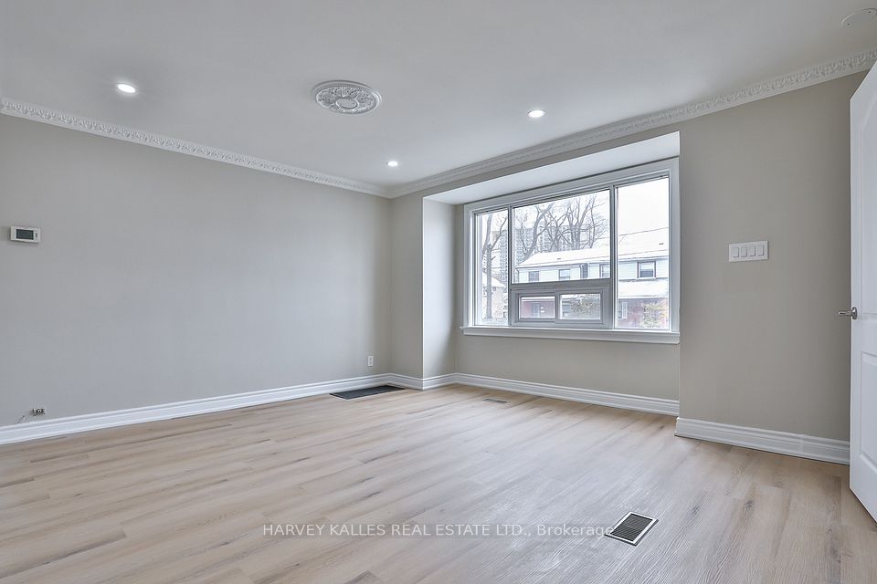 1239 Jane Street, Toronto, ON M6M 4X9