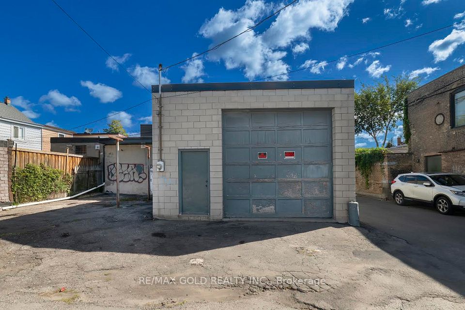 131R Millicent Street, Toronto, ON M6H 1W3