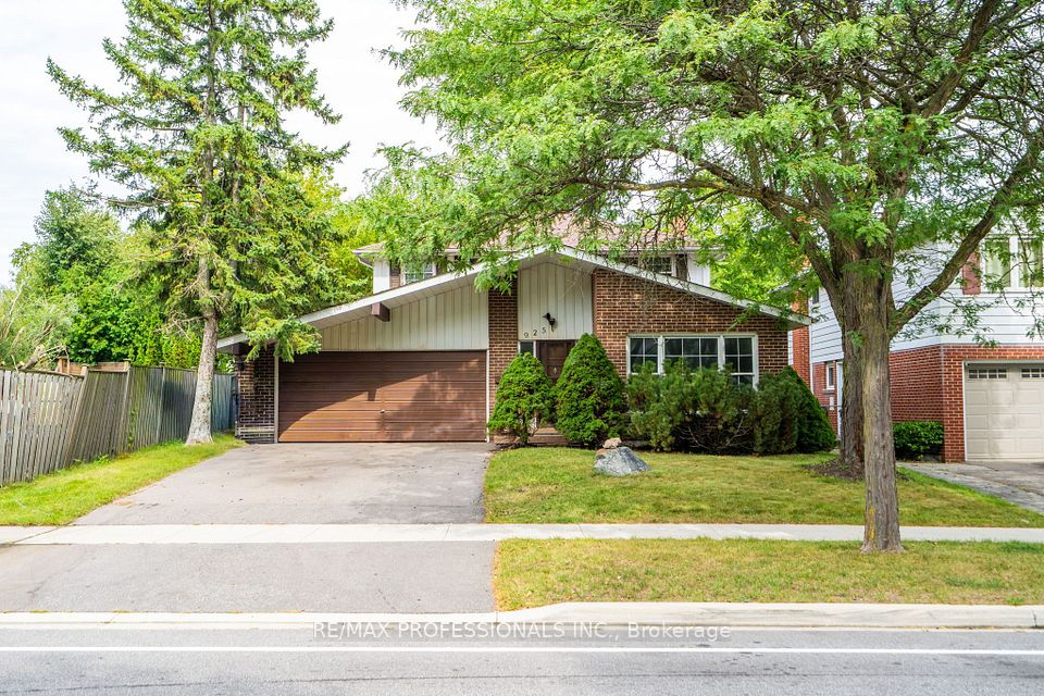 925 Runningbrook Drive, Mississauga, ON L4Y 2S6 at 925 Runningbrook Drive, Mississauga, ON L4Y 2S6, Mississauga, ON, L4Y 2S6