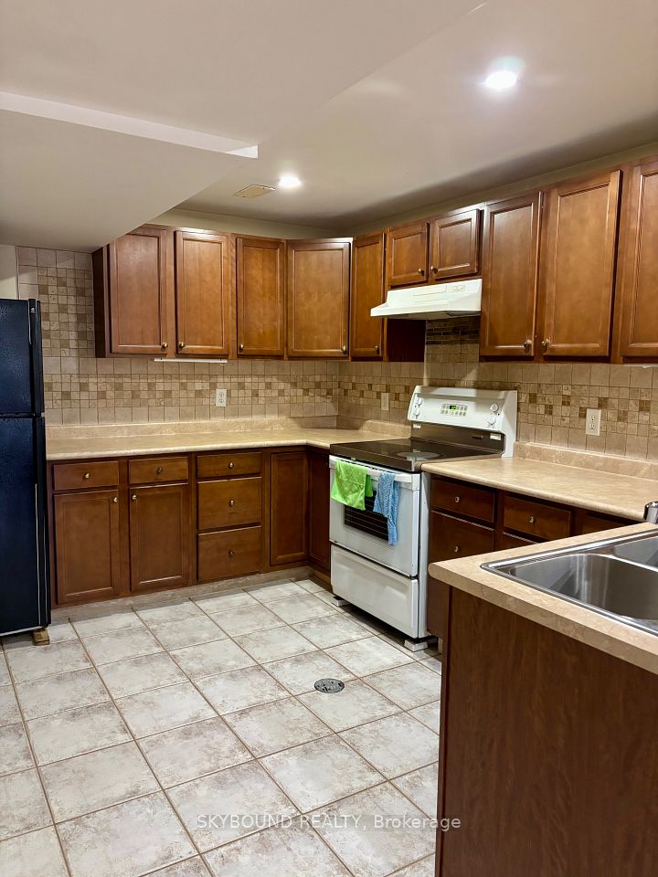 Detached at 107 Whitchurch Mews Lower unit, Mississauga, ON L5A 4B2, Mississauga
