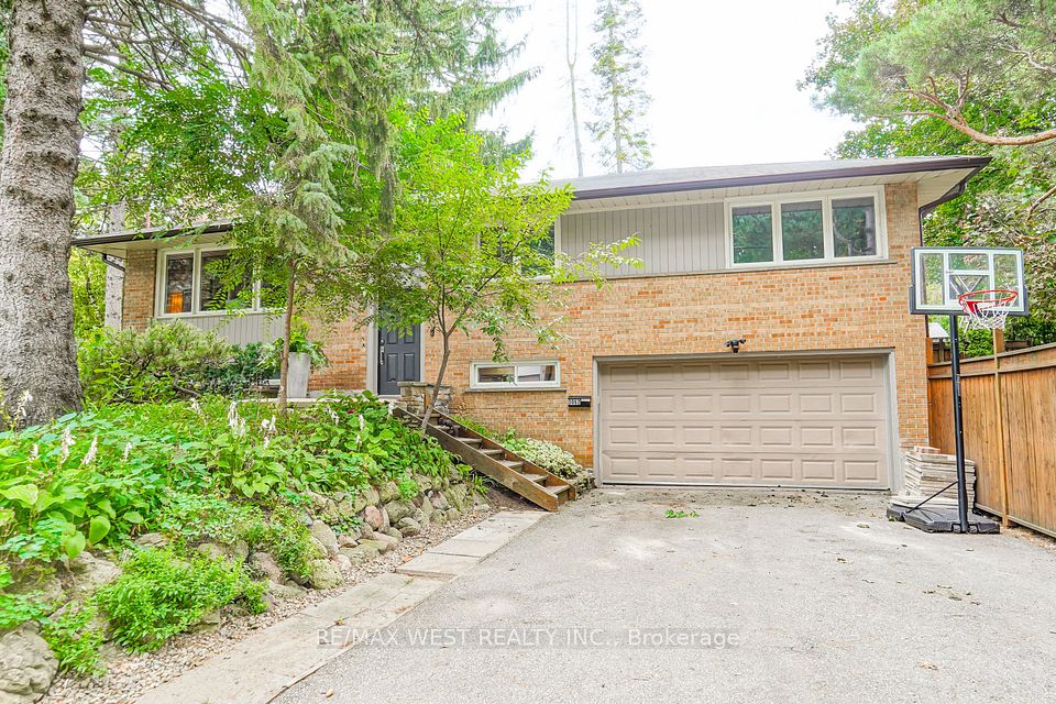 Detached at 3062 O'hagan Drive, Mississauga, ON L5C 2C5, Mississauga