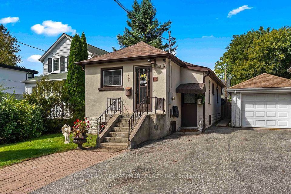 Detached at 253 Eaglewood Boulevard, Mississauga, ON L5G 1V9, Mississauga
