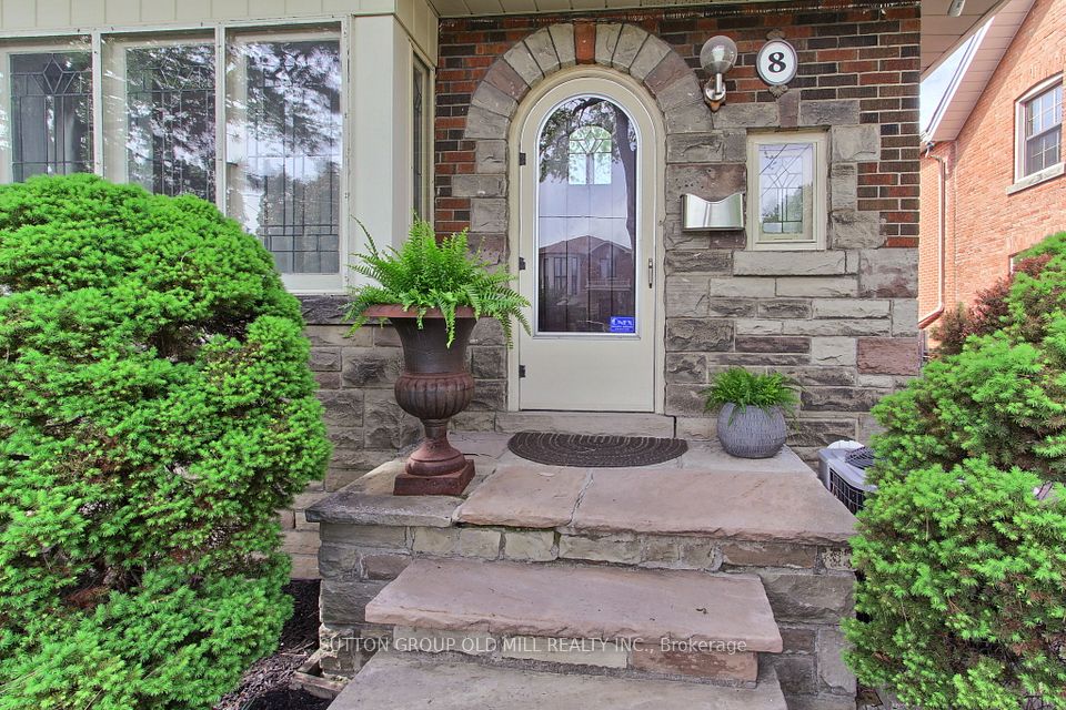 Detached at 8 Lockheed Boulevard, Toronto, ON M9P 2H6, Toronto W09
