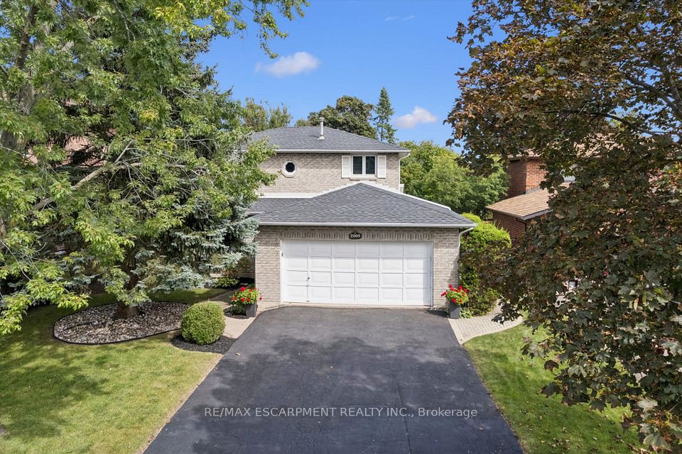 Detached at 2203 Robin Drive, Mississauga, ON L5K 2L5, Mississauga
