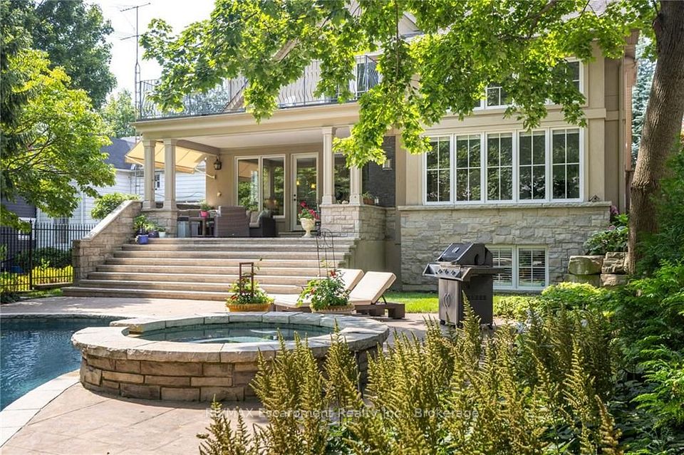 Detached at 29 Howard Avenue, Oakville, ON L6J 3Y3, Oakville