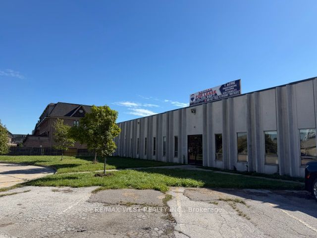 855 Oxford Street, Toronto, ON M8Z 0B3