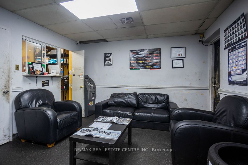 1000 Weston Road, Toronto, ON M6N 3S1