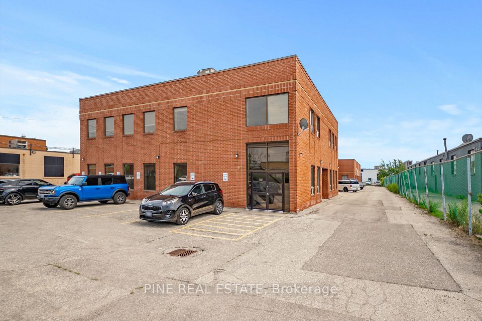 61 Advance Road 9, Toronto, ON M8Z 2S6