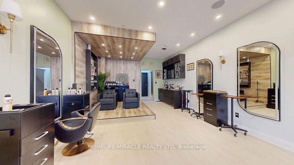 2346 Lakeshore Road W, Oakville, ON L6L 3H8 6