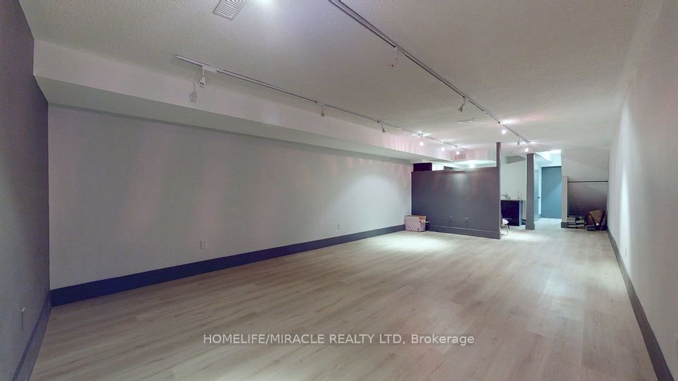 2346 Lakeshore Road W, Oakville, ON L6L 3H8 19