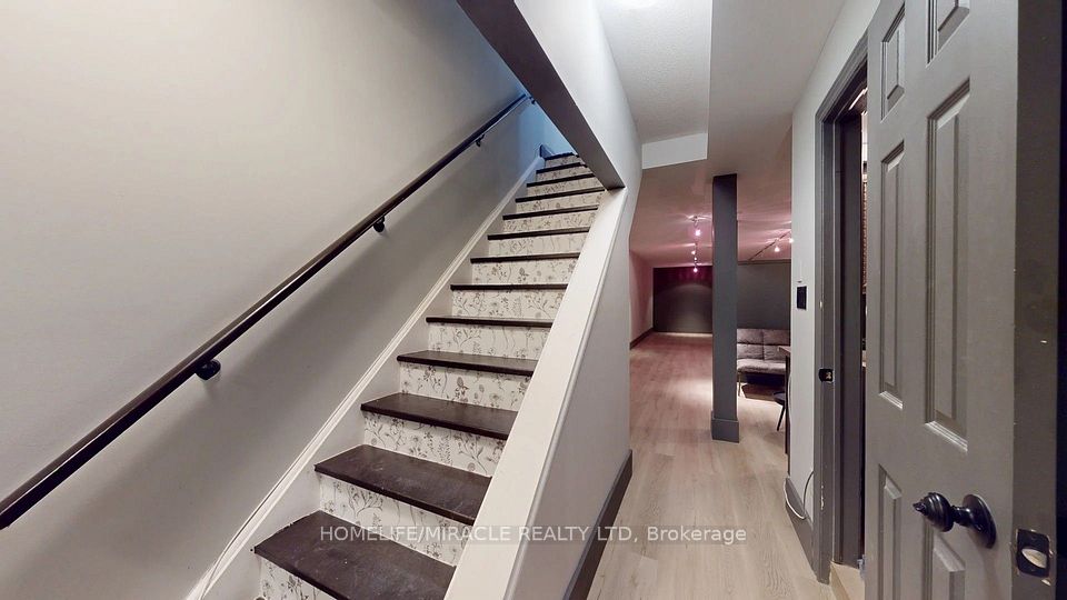 2346 Lakeshore Road W, Oakville, ON L6L 3H8 17