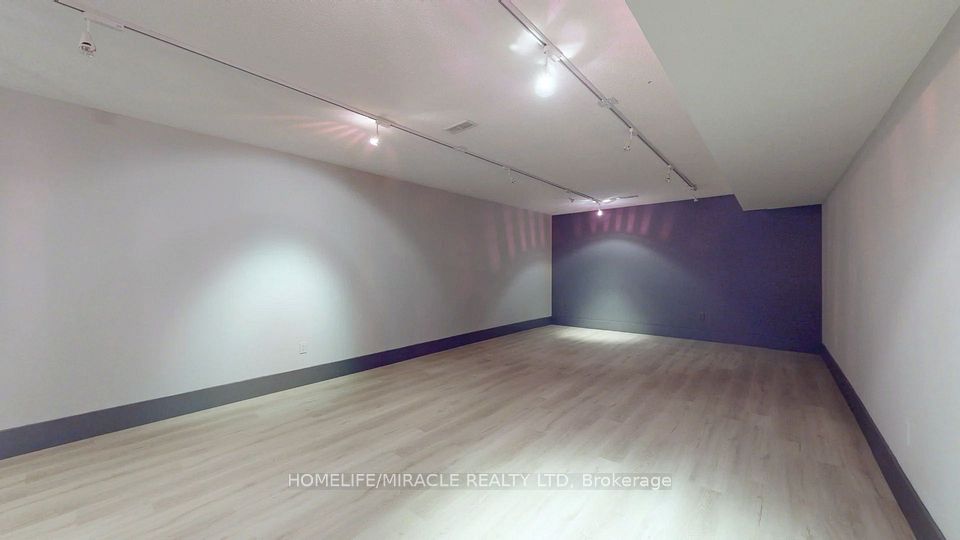 2346 Lakeshore Road W, Oakville, ON L6L 3H8 20