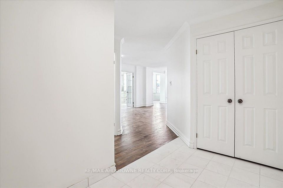 221 Robinson Street 215, Oakville, ON L6J 7N9 3