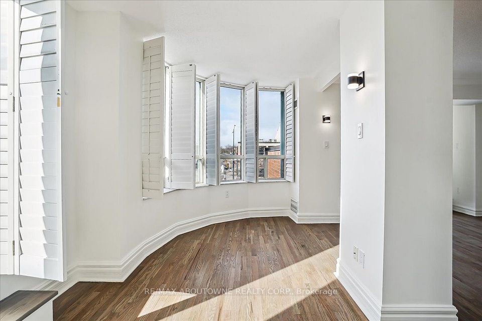 221 Robinson Street 215, Oakville, ON L6J 7N9 10