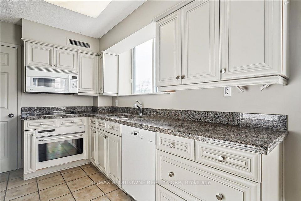 221 Robinson Street 215, Oakville, ON L6J 7N9 12