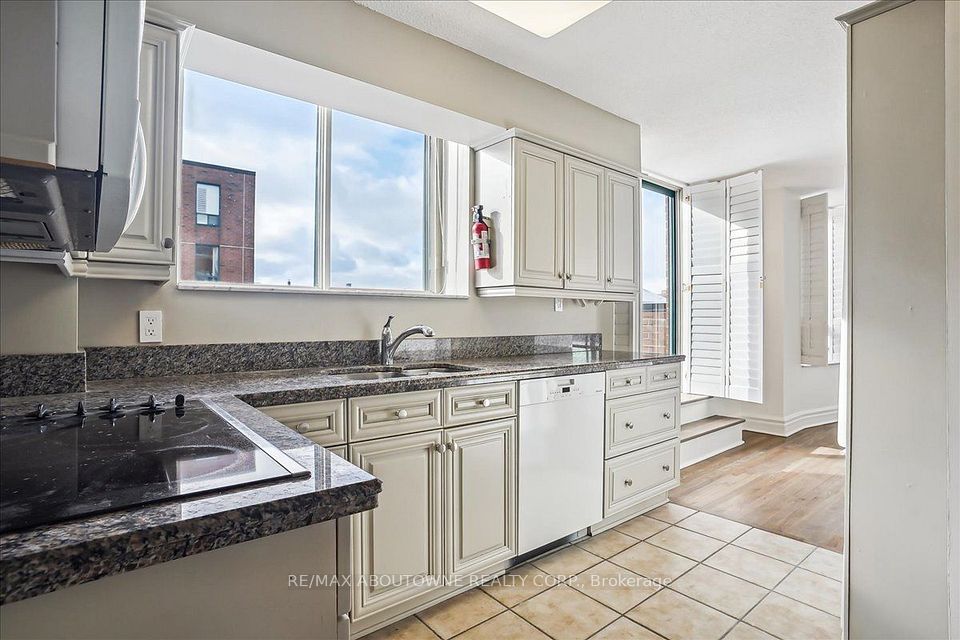 221 Robinson Street 215, Oakville, ON L6J 7N9 13