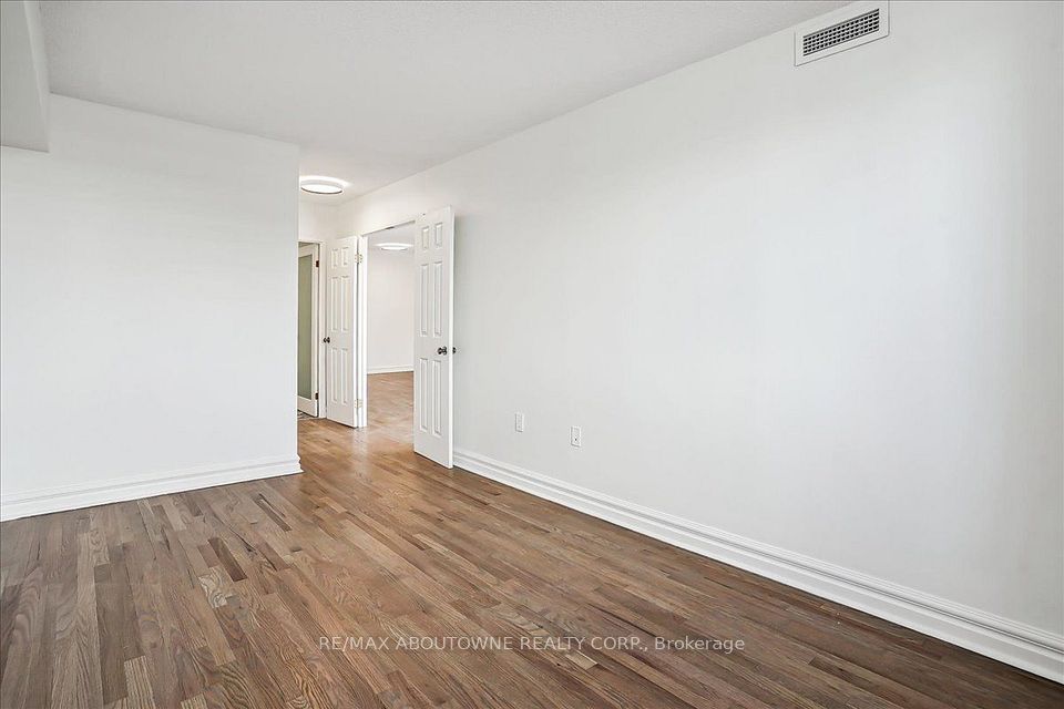 221 Robinson Street 215, Oakville, ON L6J 7N9 17