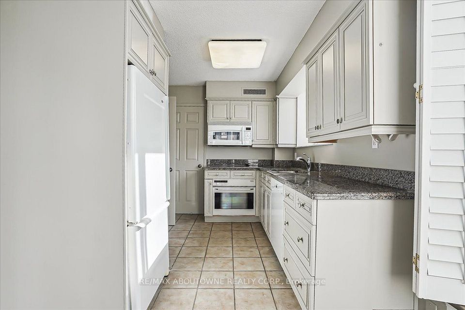 221 Robinson Street 215, Oakville, ON L6J 7N9 14