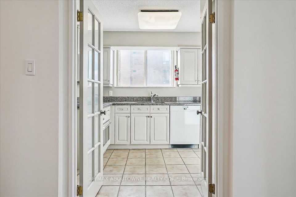 221 Robinson Street 215, Oakville, ON L6J 7N9 16