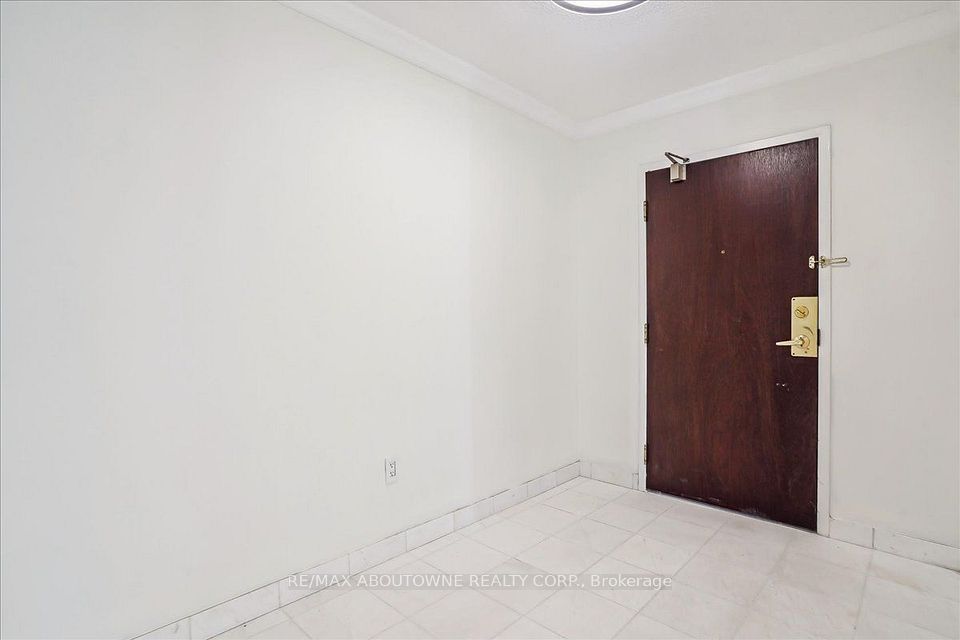 221 Robinson Street 215, Oakville, ON L6J 7N9 2