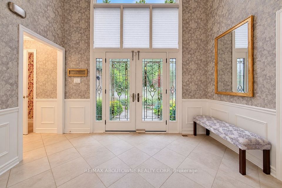 2220 Dunvegan Avenue, Oakville, ON L6J 6P7 4