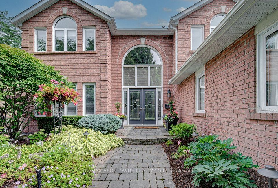 2220 Dunvegan Avenue, Oakville, ON L6J 6P7 3