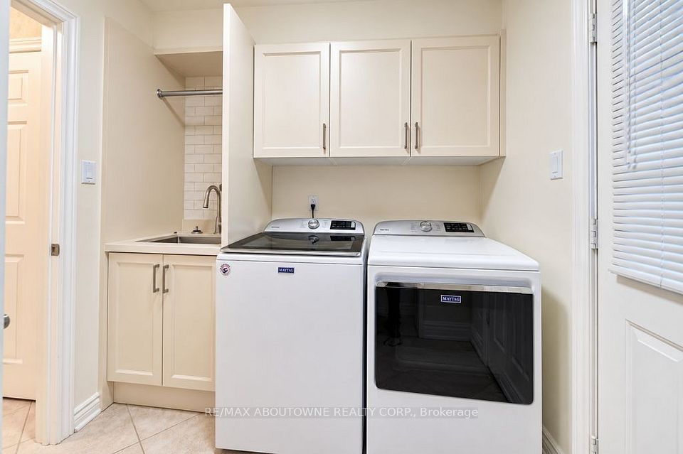 2220 Dunvegan Avenue, Oakville, ON L6J 6P7 6